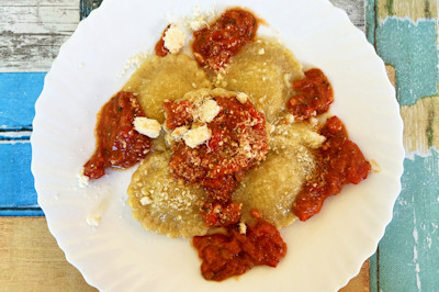Italienische Küche – Ravioli mit Frischkäsefüllung auf mediterraner Tomatensauce
